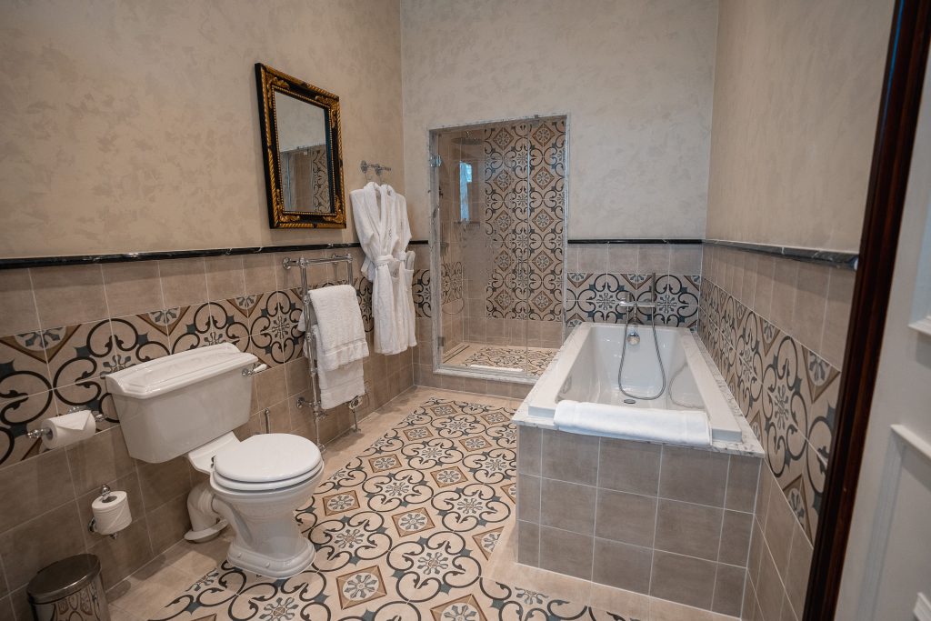 Henry VII Bedchamber Family Suite Bathroom