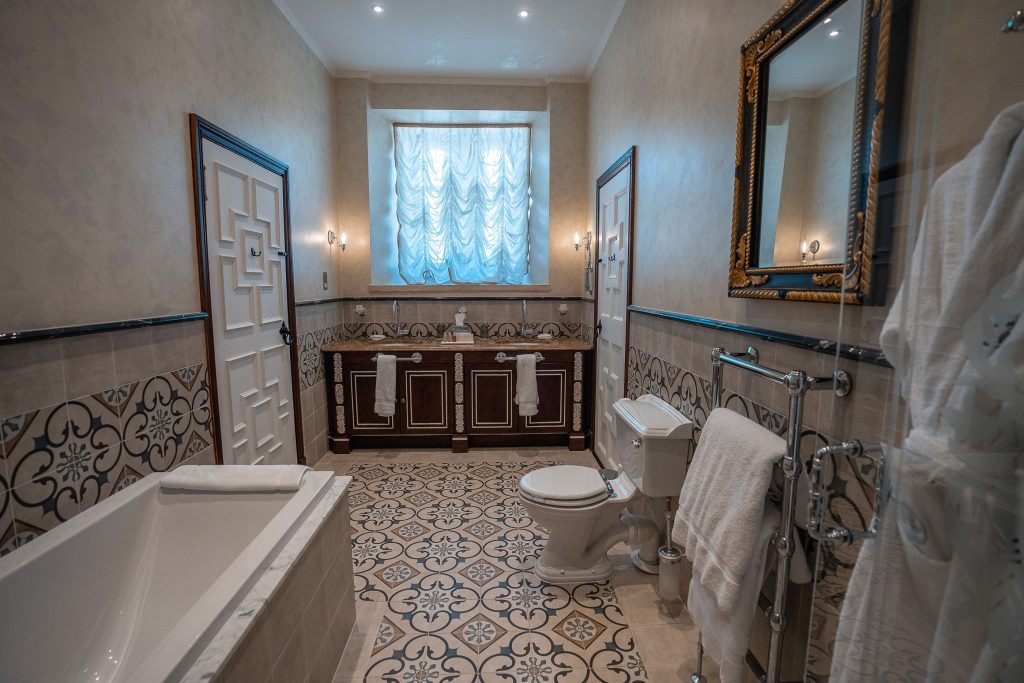 Henry VII Bedchamber Family Suite Bathroom